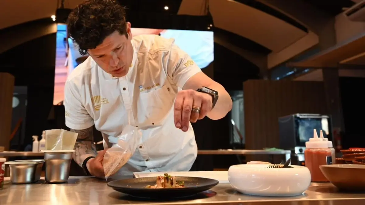 Chef participante preparando su receta durante el Torneo de Chefs Santa Fe 2026 realizado en Rosario.