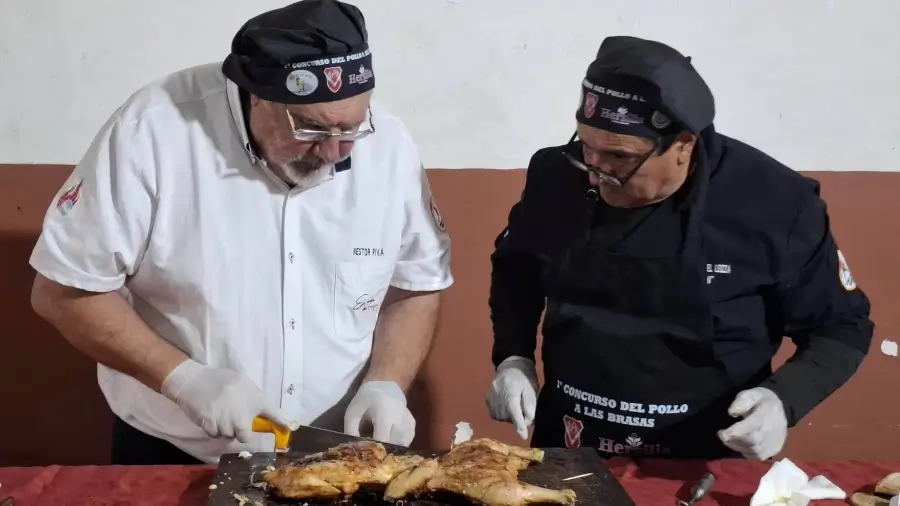 Cocineros preparan los pollos asados antes de ser servidos al público durante el primer Concurso del Pollo a las Brasas en Hersilia, Santa Fe.