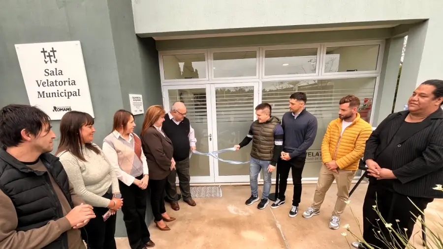 Corte de cintas durante la inauguración de la Sala de Velatorios Municipal de Romang