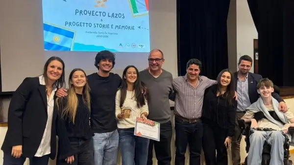 Delegación italiana durante el acto de despedida de los proyectos Lazos y Storie e Memorie en Avellaneda.