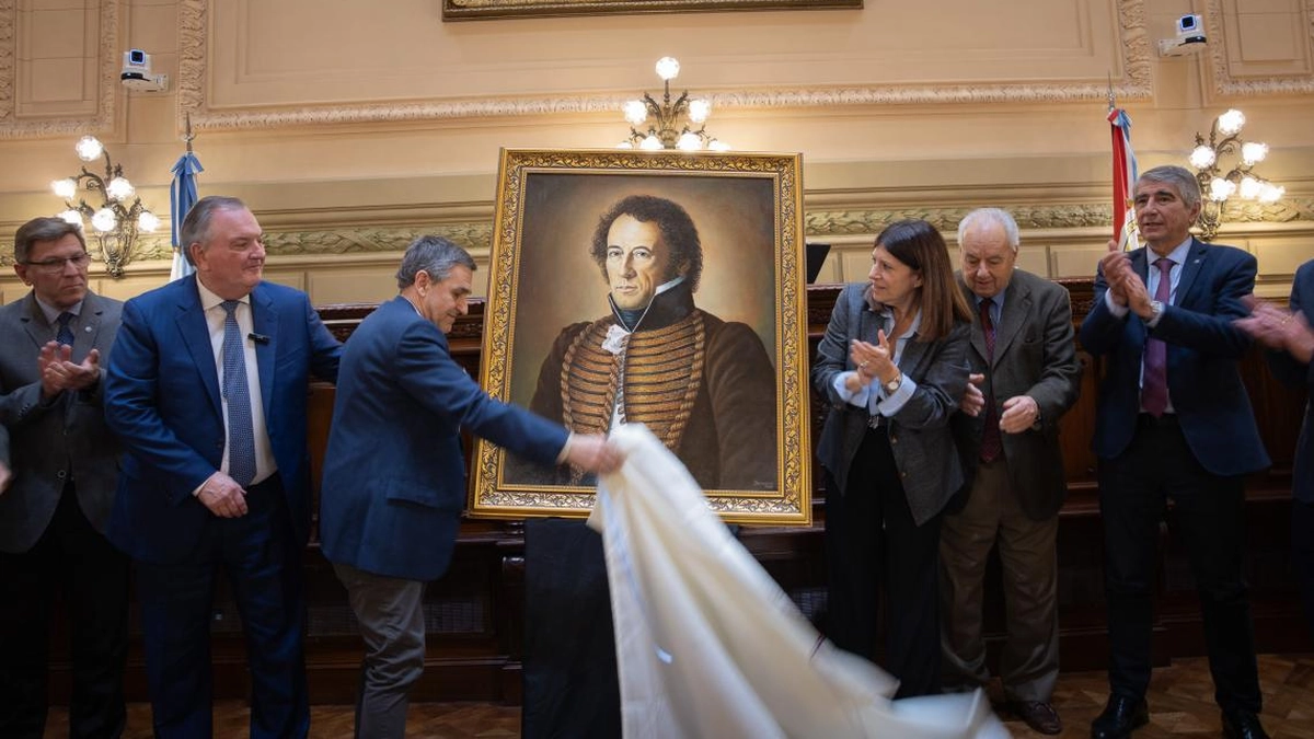 Felipe Michlig participa del descubrimiento del óleo del Brigadier Estanislao López durante la inauguración del renovado recinto de sesiones del Senado de Santa Fe.