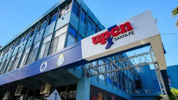 Frente del edificio de UPCN Santa Fe tras la aceptación de la propuesta salarial por parte de sus afiliados