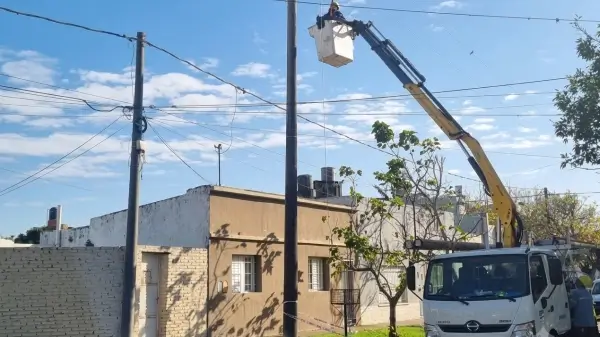Trabajadores de la EPE reparan líneas eléctricas dañadas tras el temporal en Reconquista.