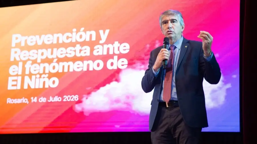 El ministro Fabián Bastia expone las acciones del Comité Operativo de Emergencia durante la presentación del plan provincial.