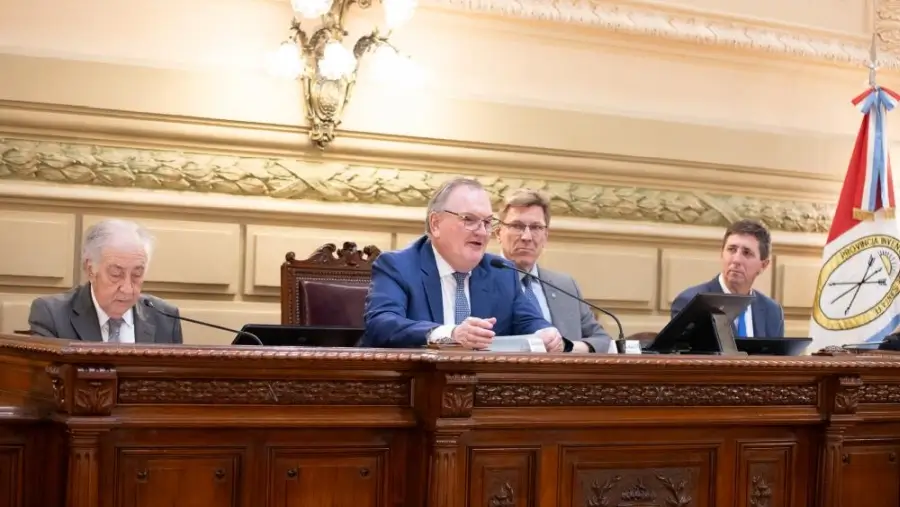 Felipe Michlig brinda su discurso durante la inauguración de las obras de modernización del recinto de sesiones de la Cámara de Senadores de Santa Fe.