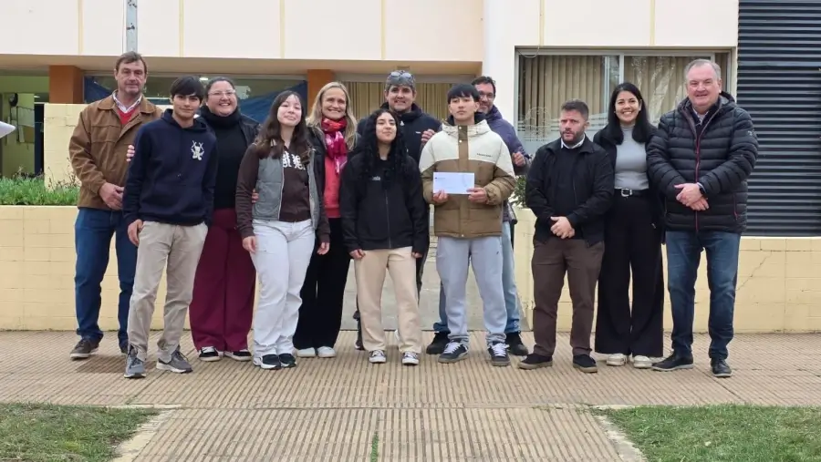 Felipe Michlig entrega un aporte económico a una institución en San Guillermo mediante el Programa de Fortalecimiento Institucional