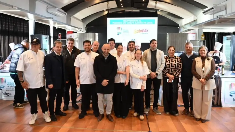 El ministro Gustavo Puccini junto a participantes del Torneo de Chefs Santa Fe 2026 en Rosario.