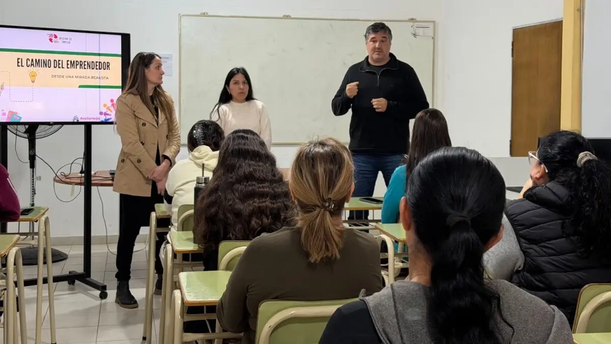Gustavo Vénica da la bienvenida a las participantes del Taller de Introducción al Emprendedurismo en Avellaneda.