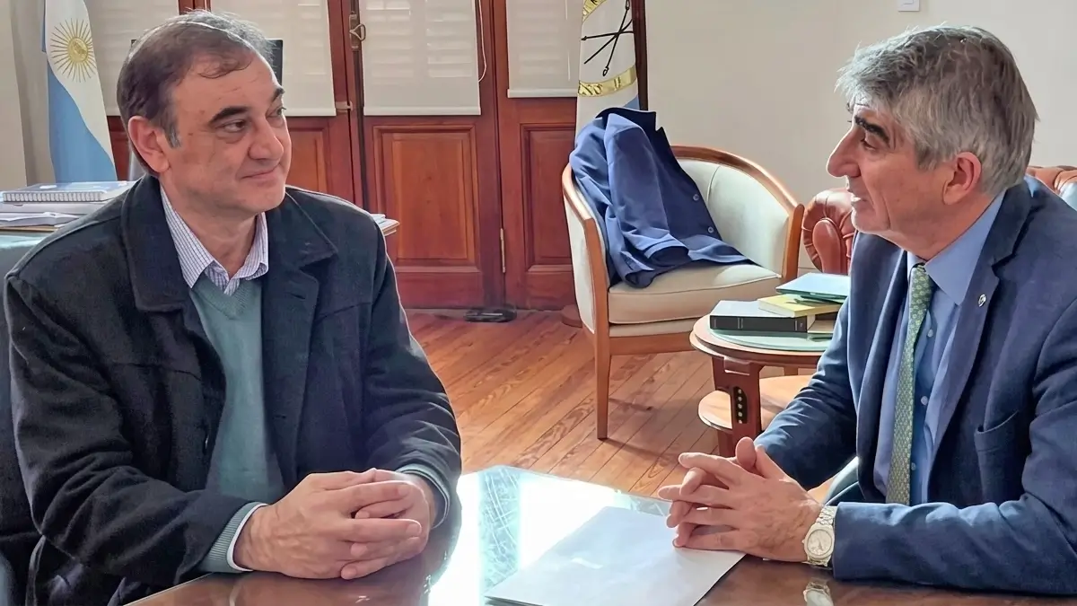 Héctor Zat junto al ministro Fabián Bastia durante la entrega de fondos del Programa de Obras Menores para Guadalupe Norte