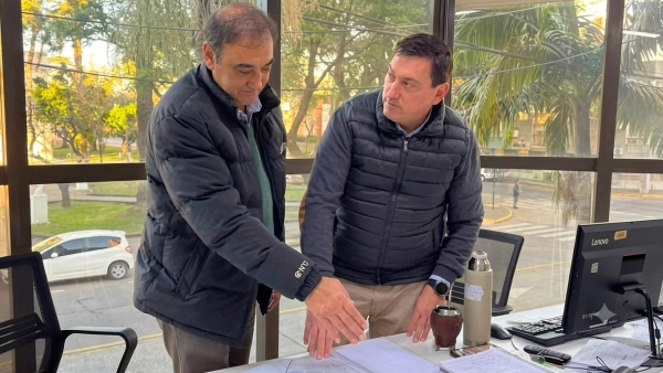 Héctor Zat junto a Abel Siebenhaar durante la reunión para avanzar en el proyecto de la red de desagües cloacales de Guadalupe Norte.