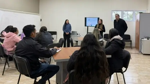 Participantes del Taller de Orientación Laboral junto a autoridades municipales durante el inicio de la capacitación en Avellaneda.
