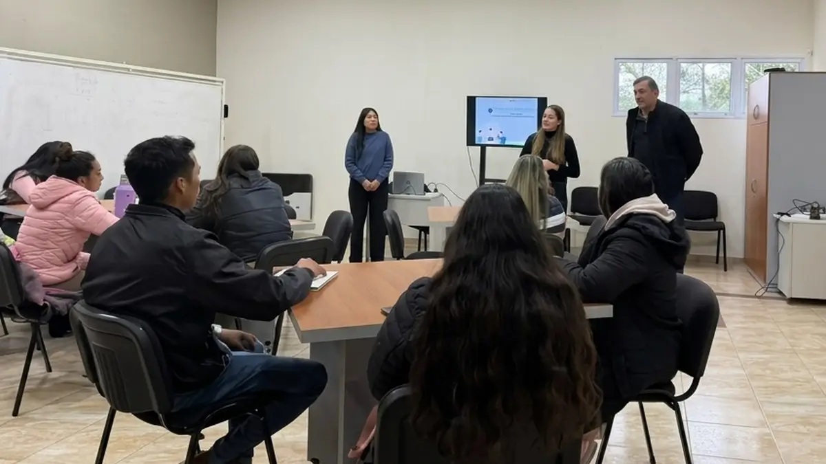 Participantes del Taller de Orientación Laboral junto a autoridades municipales durante el inicio de la capacitación en Avellaneda.