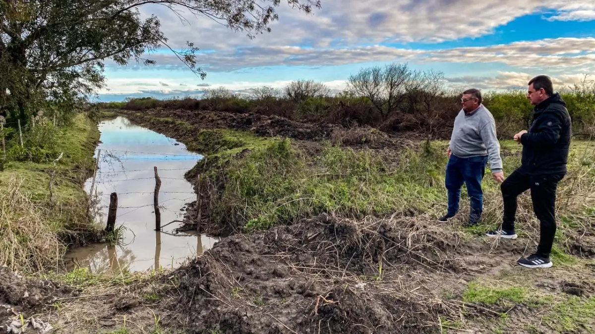 El intendente Roberto Spontón recorre los canales rurales donde se ejecutan obras de limpieza y nivelación en Malabrigo.