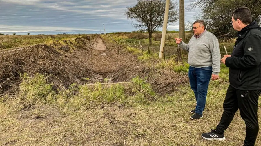 El intendente Roberto Spontón junto a personal municipal durante una recorrida por uno de los canales rurales limpiados y acondicionados en el distrito de Malabrigo.