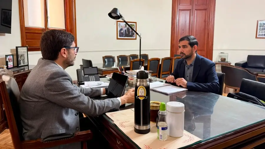 El intendente Iván Sánchez y el gobernador Maximiliano Pullaro durante la reunión de trabajo para coordinar proyectos e inversiones destinadas a Las Toscas.