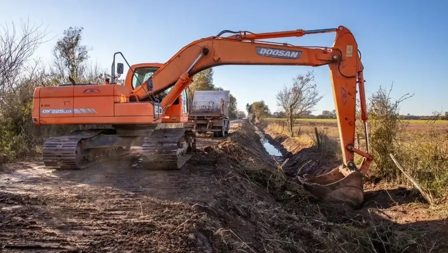 Maquinaria pesada realiza tareas de limpieza y reacondicionamiento de canales de desagüe para mejorar el drenaje y prevenir inundaciones en la provincia de Santa Fe.