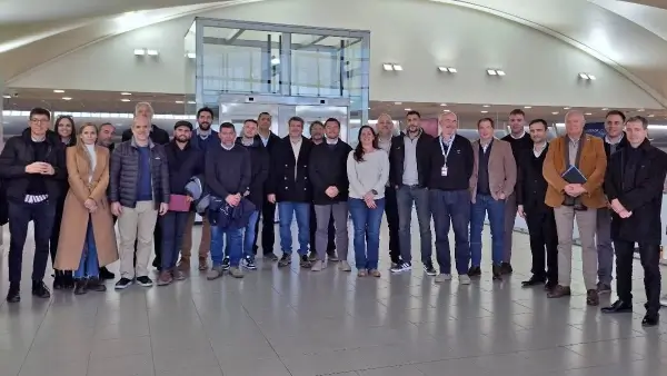 Autoridades provinciales y representantes de empresas autopartistas durante la reunión de la Mesa Autopartista de Santa Fe en el Aeropuerto Internacional de Rosario.