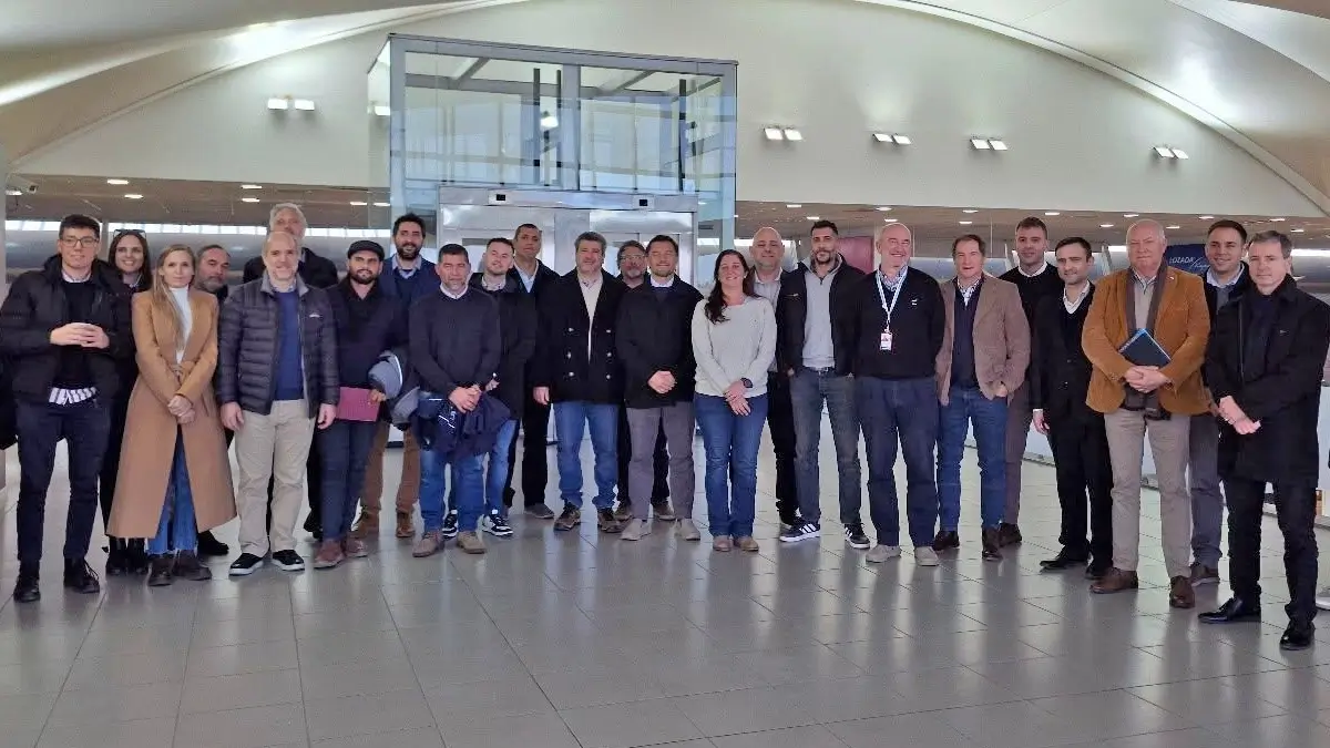 Autoridades provinciales y representantes de empresas autopartistas durante la reunión de la Mesa Autopartista de Santa Fe en el Aeropuerto Internacional de Rosario.