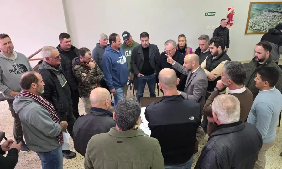 Felipe Michlig y Gustavo Puccini dialogan con productores rurales sobre mejoras del sistema eléctrico en Suardi.