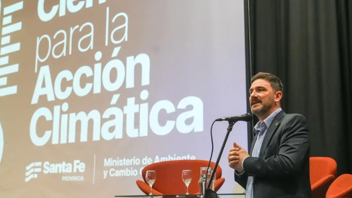 Enrique Estévez presenta el Plan Provincial de Respuesta al Cambio Climático en Santa Fe.