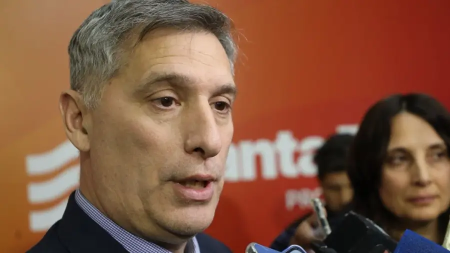 El ministro Pablo Olivares explica la propuesta salarial tras la reunión paritaria en Santa Fe.