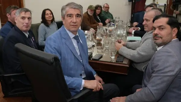 Funcionarios del Gobierno de Santa Fe reunidos con representantes de UPCN y ATE durante el inicio de la paritaria del segundo semestre de 2026.