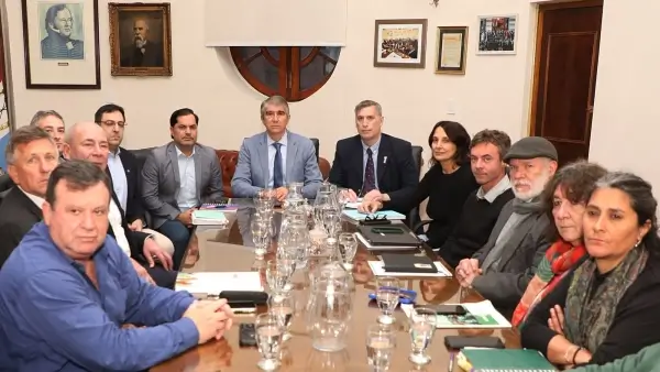 Funcionarios del Gobierno de Santa Fe y representantes de UPCN y ATE durante la reunión paritaria por salarios.