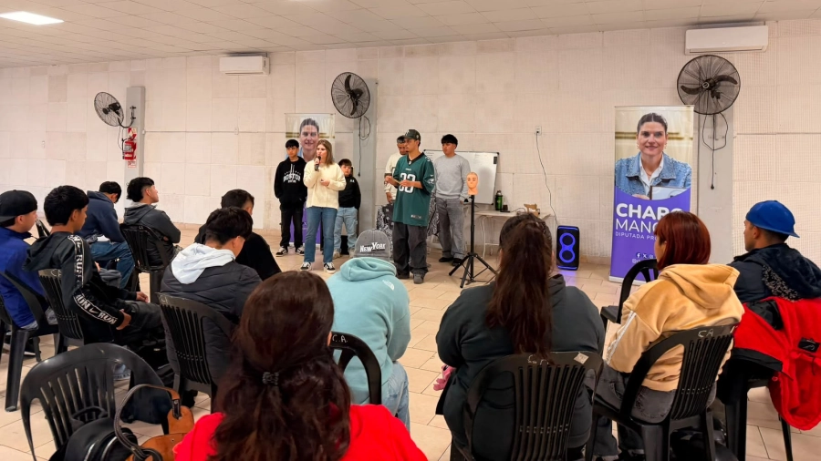 Participantes del Taller de Barbería impulsado por Charo Mancini durante la presentación realizada en el Club de Abuelos de Las Toscas.