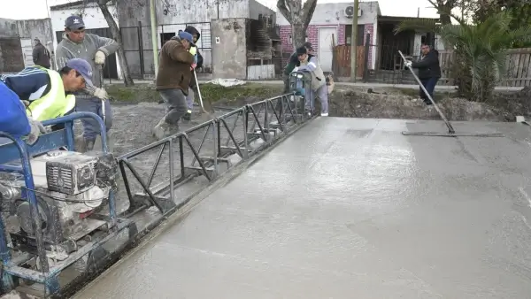 Trabajos de hormigonado sobre calle 126 en barrio Belgrano, obra de pavimentación ejecutada por la Municipalidad de Avellaneda.