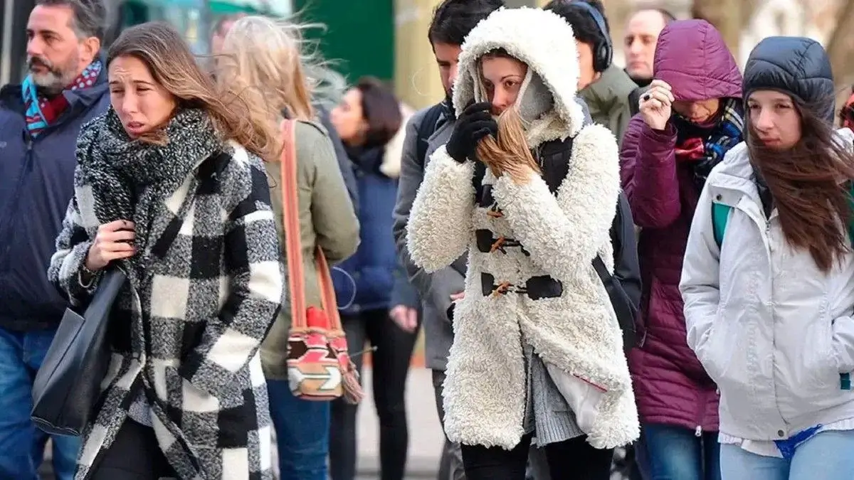 Personas abrigadas caminando por una calle durante una jornada de intenso frío en la provincia de Santa Fe.