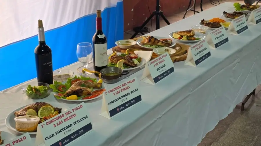 Platos presentados por los equipos participantes del primer Concurso del Pollo a las Brasas realizado en Hersilia.