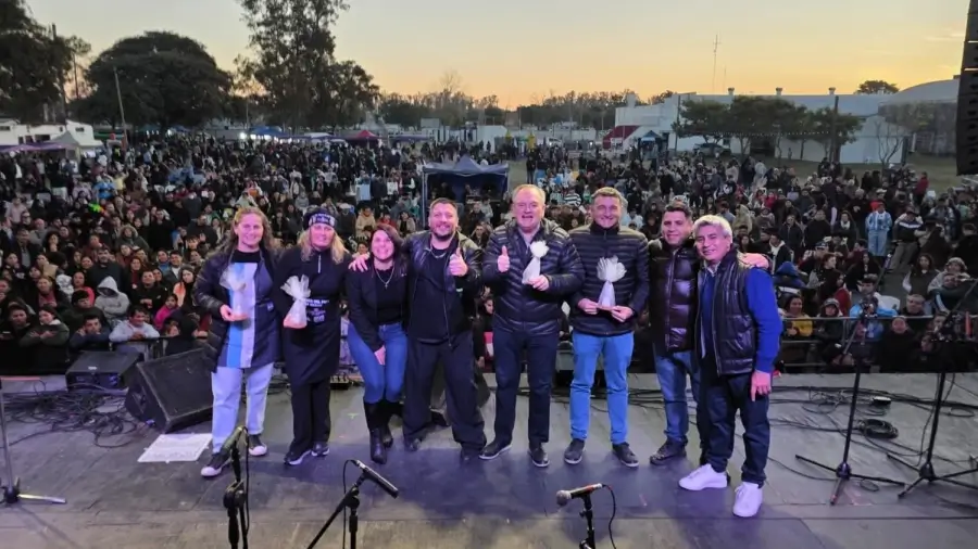 Autoridades entregan los premios a los ganadores del primer Concurso del Pollo a las Brasas en Hersilia.