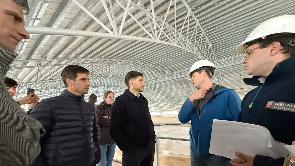 Maximiliano Pullaro conversa con trabajadores durante la recorrida por las obras de los Juegos Suramericanos en Rafaela.