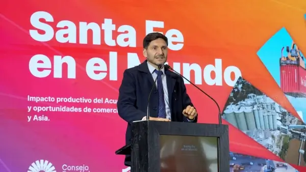 El gobernador Maximiliano Pullaro durante su discurso en la apertura de la jornada Santa Fe en el Mundo realizada en Rosario