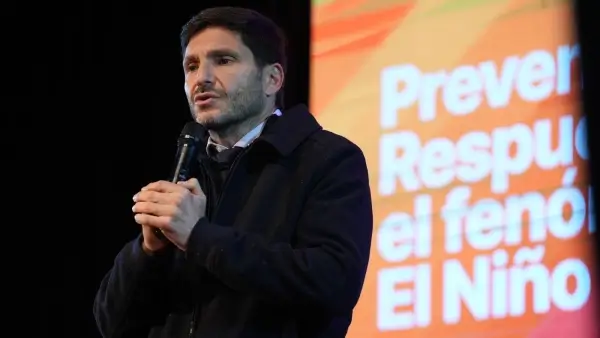 El senador Orfilio Marcón junto al intendente Iván Sánchez durante la visita institucional realizada en Las Toscas.
