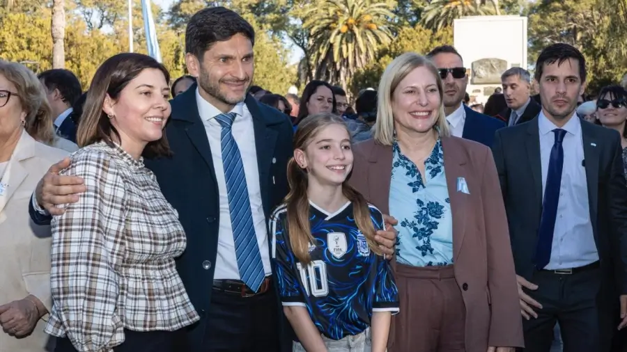 Maximiliano Pullaro se fotografía con vecinos de Rafaela tras el acto oficial por el 210° aniversario de la Declaración de la Independencia.