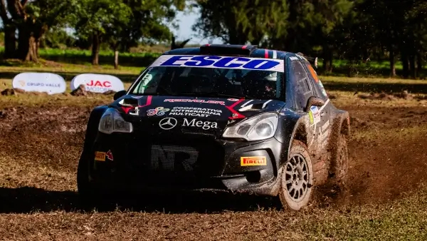 Auto del Rally Argentino durante un tramo de la edición 2025 en Reconquista.