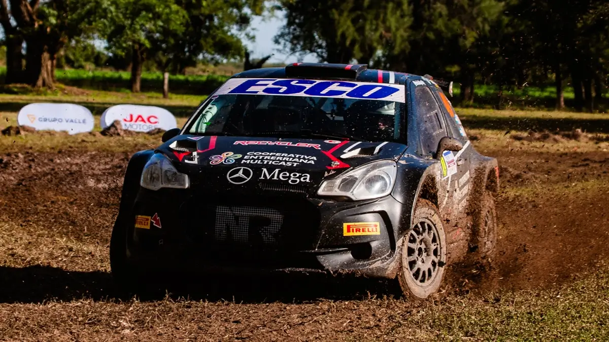 Auto del Rally Argentino durante un tramo de la edición 2025 en Reconquista.