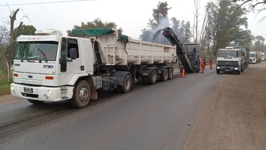 Maquinaria realizando tareas de reparación y bacheo sobre una ruta provincial de Santa Fe.