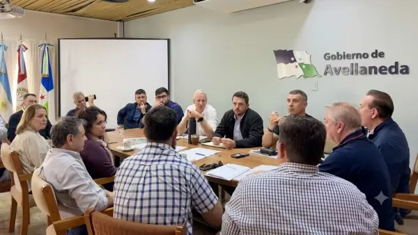 Autoridades municipales y provinciales durante la reunión para avanzar en la pavimentación del Bulevar 302 y la tercera vía Avellaneda-Reconquista.