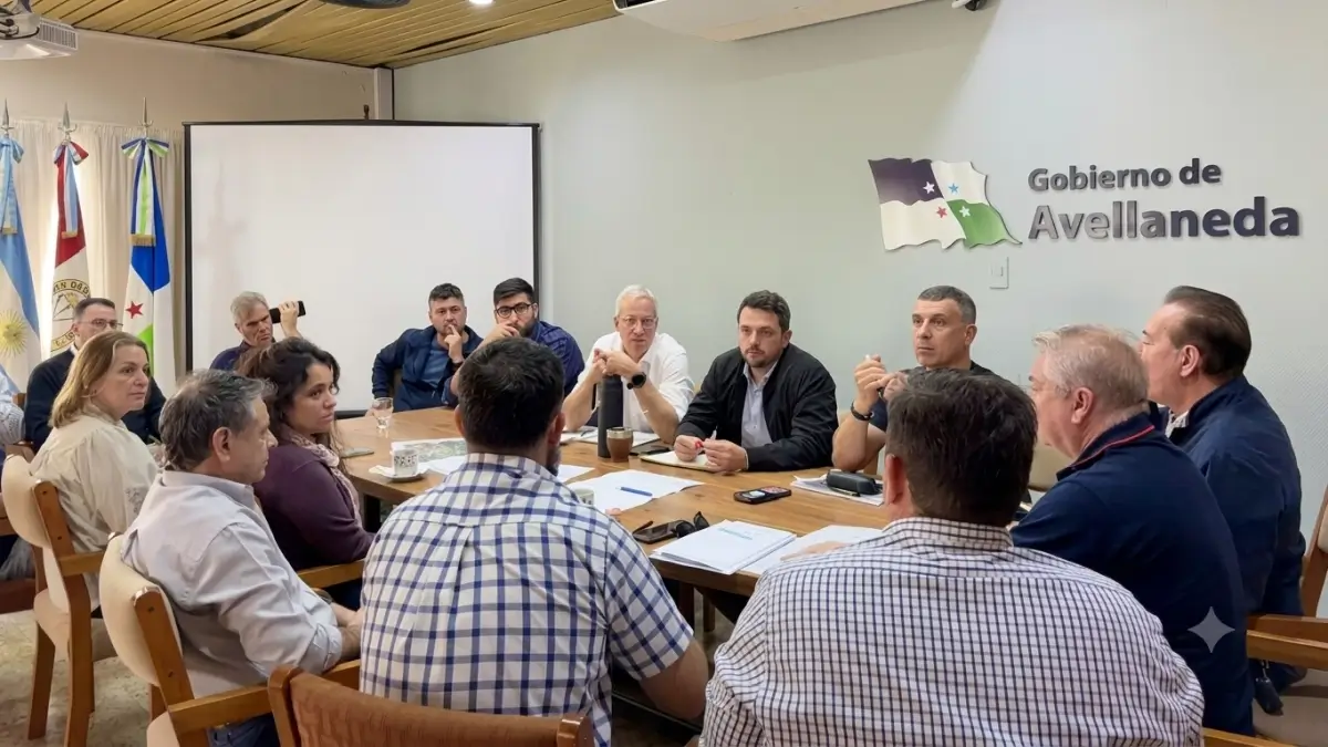 Autoridades municipales y provinciales durante la reunión para avanzar en la pavimentación del Bulevar 302 y la tercera vía Avellaneda-Reconquista.