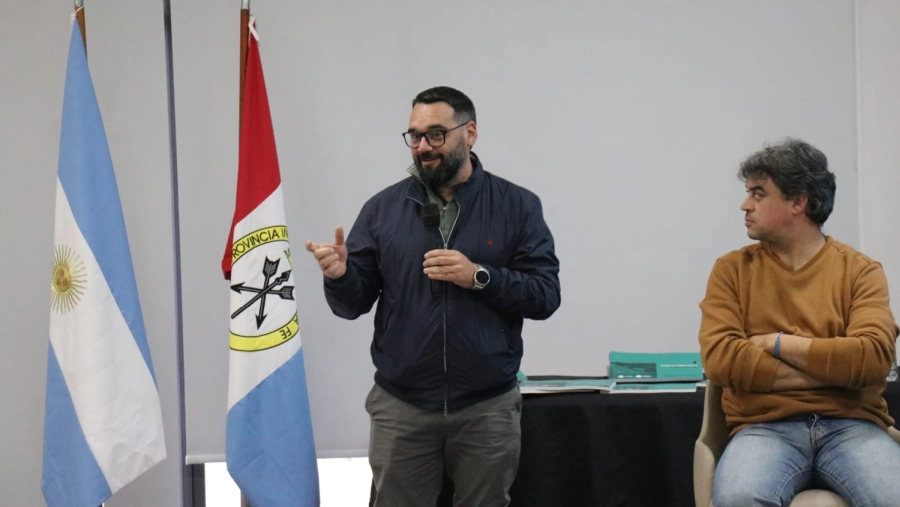 Sergio Rojas durante su intervención en la presentación del libro sobre los pueblos forestales del norte santafesino en Reconquista.