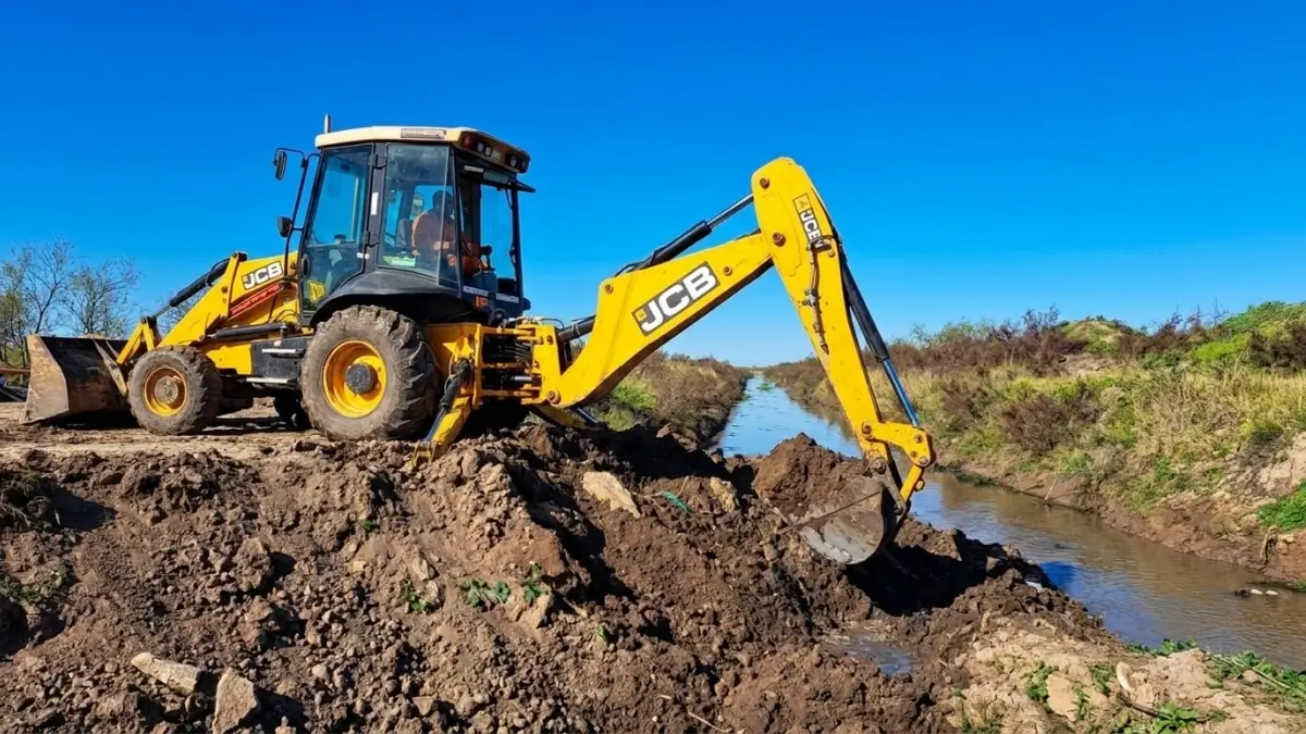Trabajos de limpieza y readecuación del Canal Los Ingleses en Cañada Ombú, departamento Vera, como parte del plan hídrico provincial.