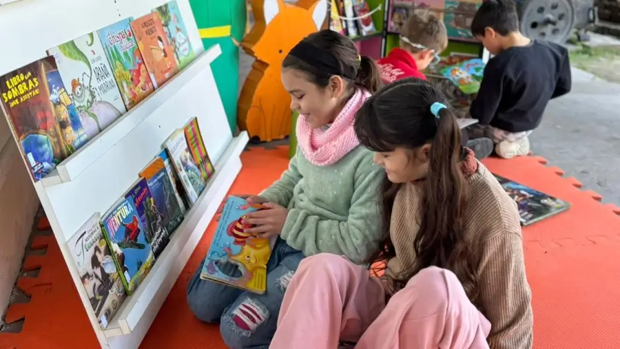niños participan de la jornada artística "Arte al Sol" durante las Vacaciones de Invierno 2026 en la Casa de la Cultura de Villa Ocampo.