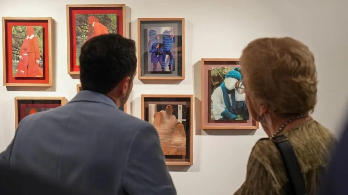Visitantes recorren una edición anterior del Salón de Pintura José Ángel Nardin en el Centro Cultural Municipal de Avellaneda.