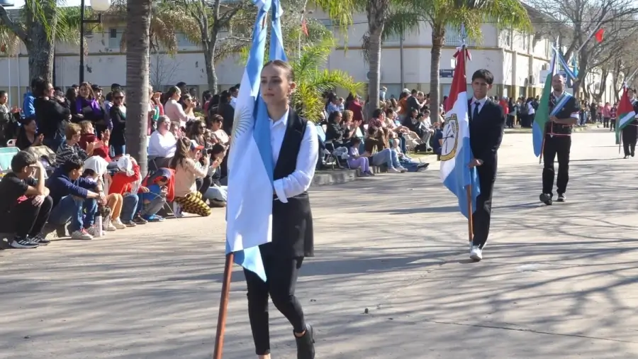 Abanderados desfilando en el acto de la Fiesta Provincial Suiza