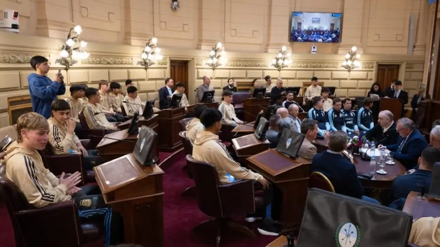 Legisladores, cuerpo técnico, directivos y jugadores de la Selección Argentina Sub 15 durante el acto en el Senado de Santa Fe
