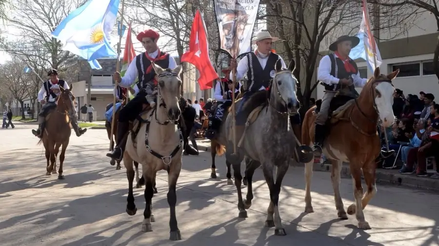 Desfile de agrupación gaucha en el acto de la Fiesta Suiza de Romang 2026