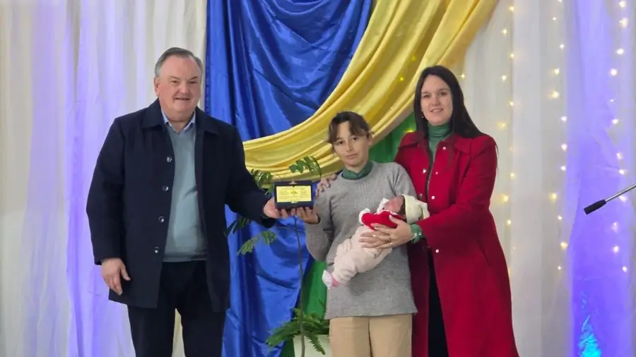 Madre recibe el reconocimiento del programa “Nace un niño, nace un árbol” en Ambrosetti