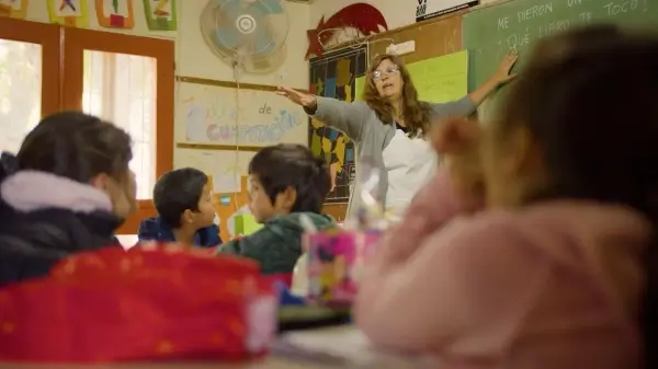 Docente dando clases en una escuela santafesina